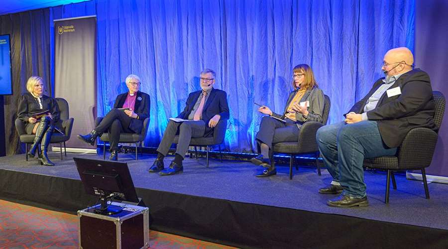 Panelsamtal. Från vänster: hållbarhetschef Laura Hartman, ärkebiskop Antje Jackelén, riksdagens före detta talman och före detta försvarsminister Björn von Sydow, kommunfullmäktiges ordförande Eva Edwardsson och journalisten och författaren Patrik Oksanen.