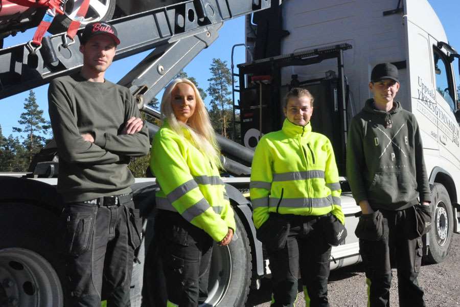 Elever står framför en lastbil på Uppsala yrkesgymnasium Jälla