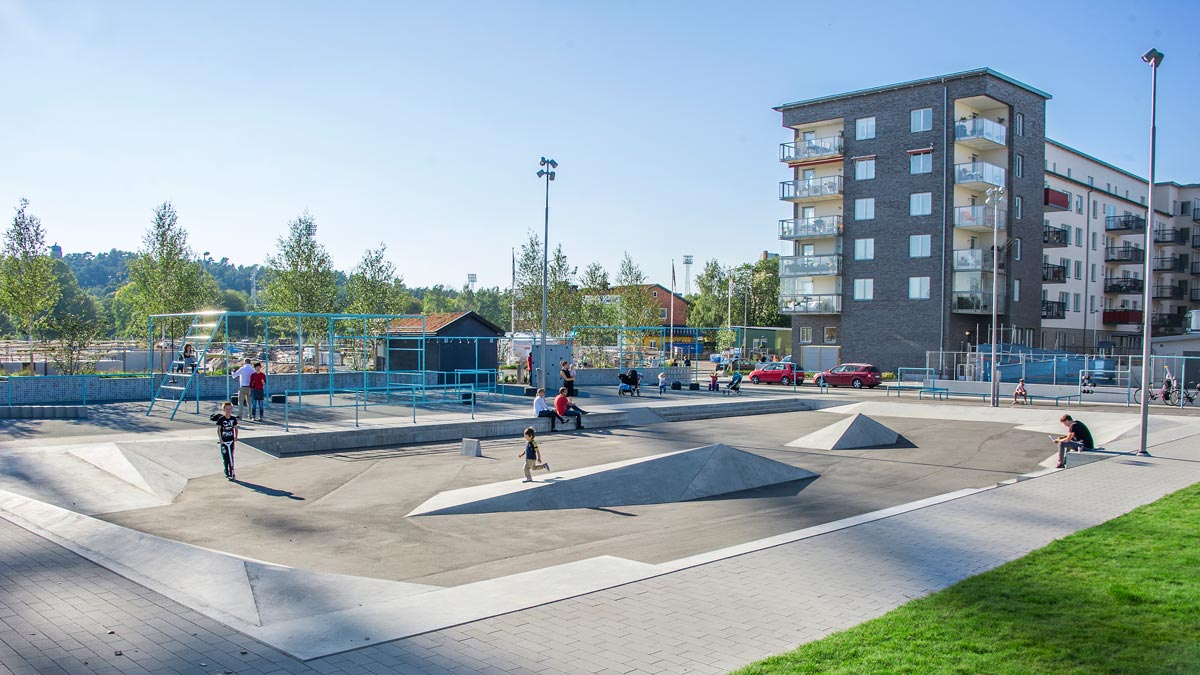 Överblick av Anna Petrus park som bland annat har ytor för skateboard, parkour och klätterlek.
