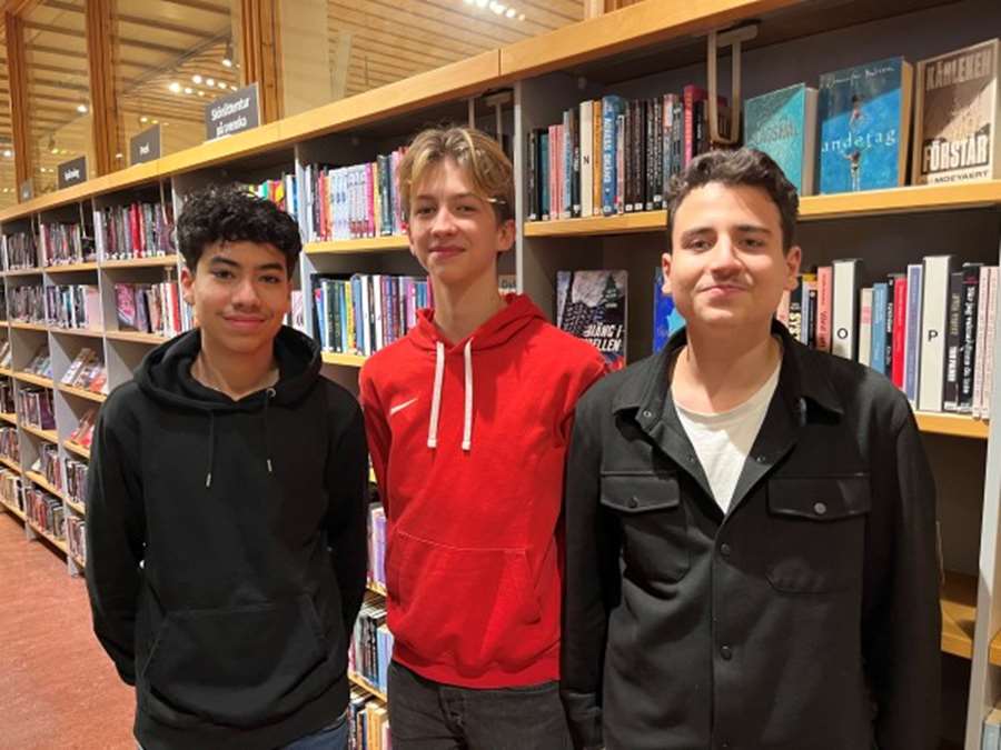 Tre ungdomar som arbetat som läsvisare på Gottsundabiblioteket