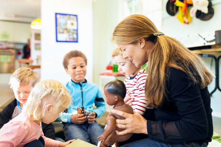 Pedagog och förskolebarn