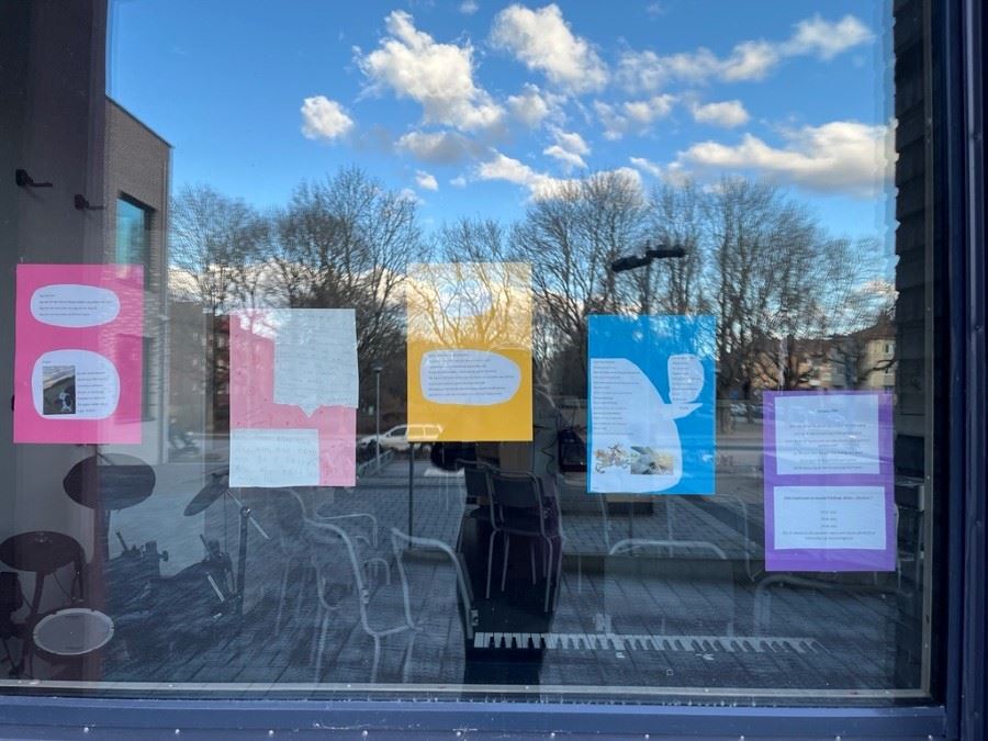 Elevdikter från Tiundaskolan i skyltfönster.