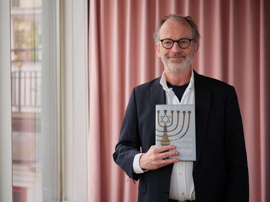 Carl Henrik Carlsson, forskare vid Hugo Valentin-centrum, Uppsala universitet talar när Uppsala kommun uppmärksammar Förintelsens minnesdag. Foto: Andreas Sundbom