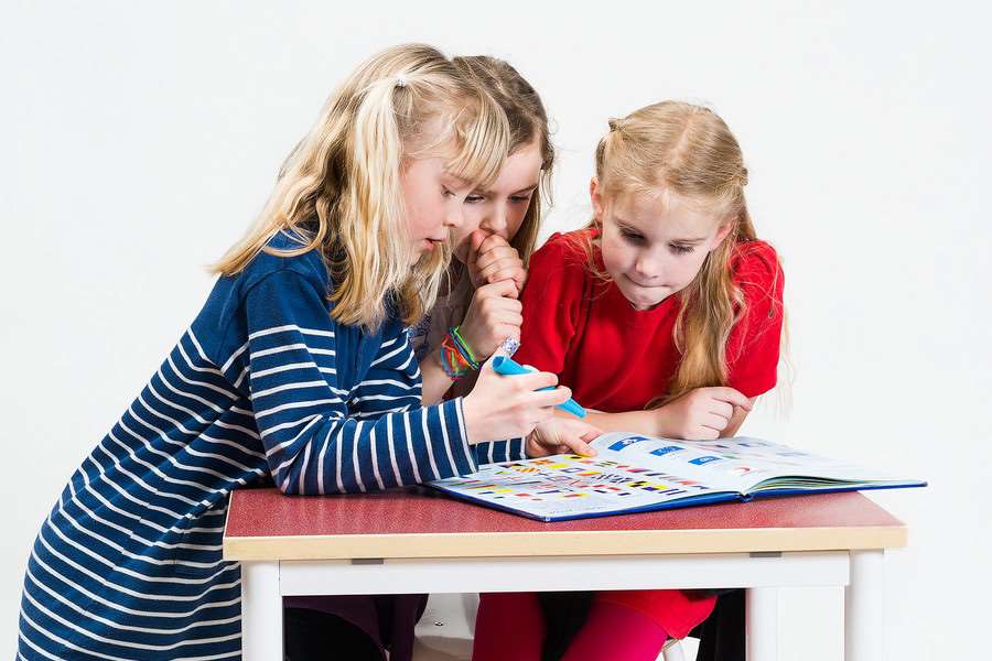 Barn tittar på något