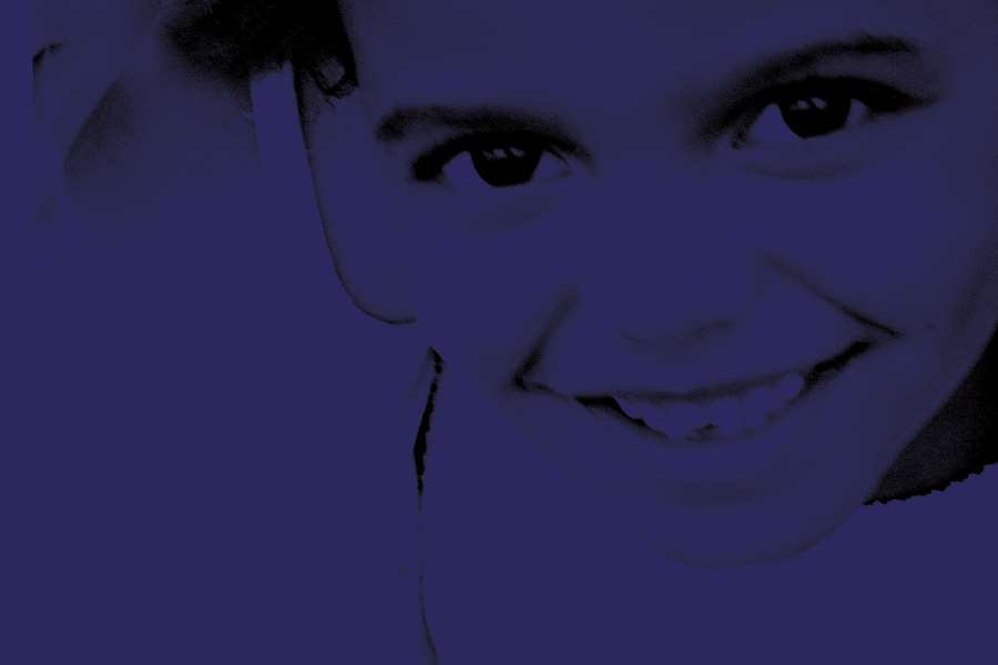 Närbild på ett barnansikte, bilden är blåtonad