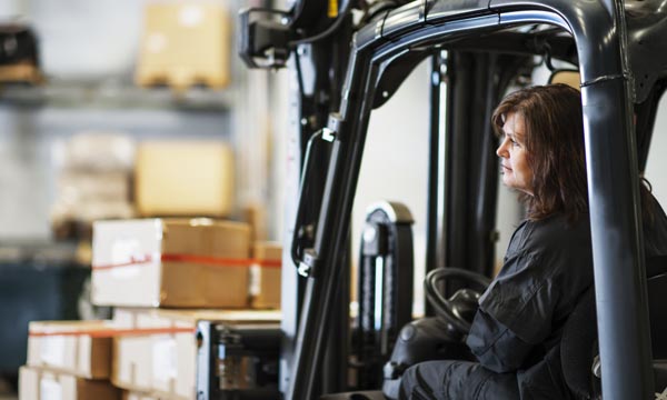 Tjej som kör truck