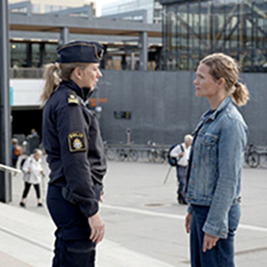 Polis i samtal med kvinna vid Uppsala resecentrum