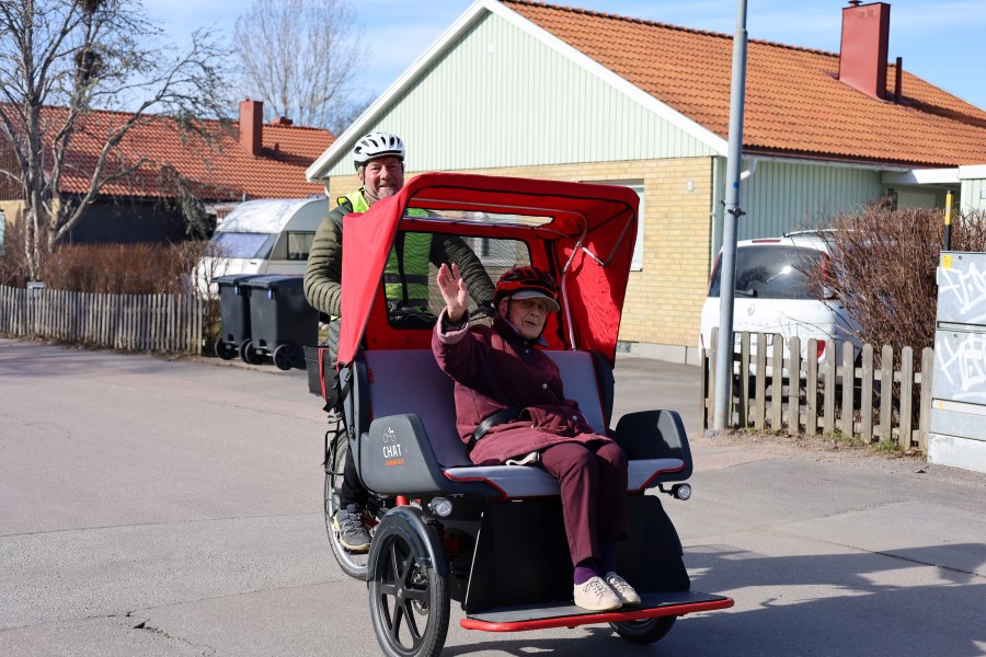 Dag cyklar med en äldre