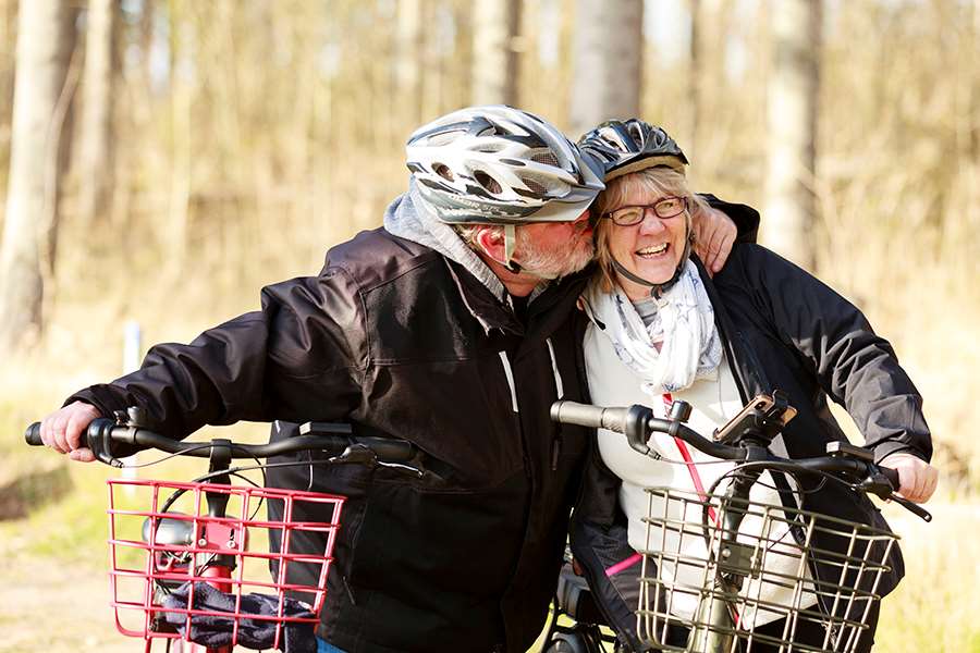 Äldre par med cyklar.