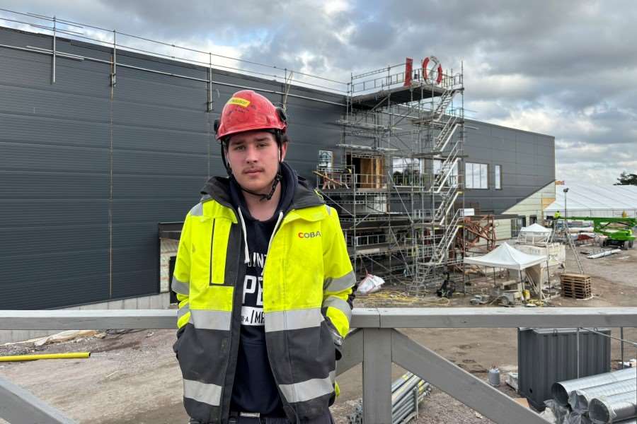 Theodor Hessel framför Uppsala simarena