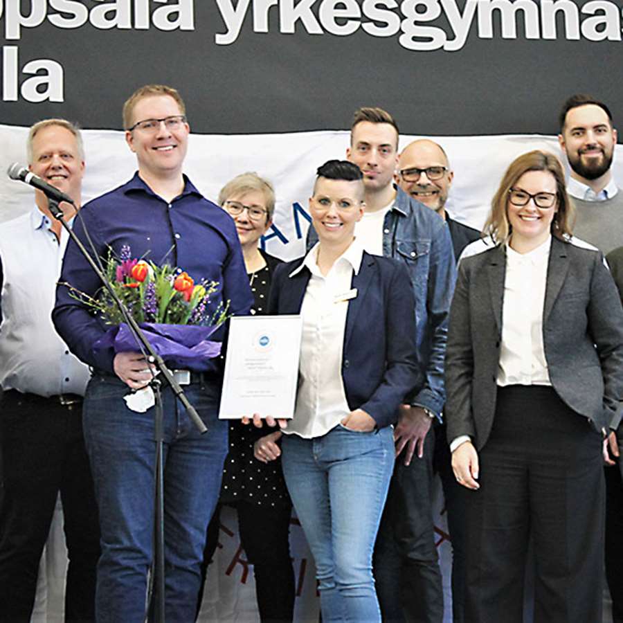 Personer som deltog vid ceremonin då Uppsala yrkesgymnasium Jälla blev ett motorbranschcollege