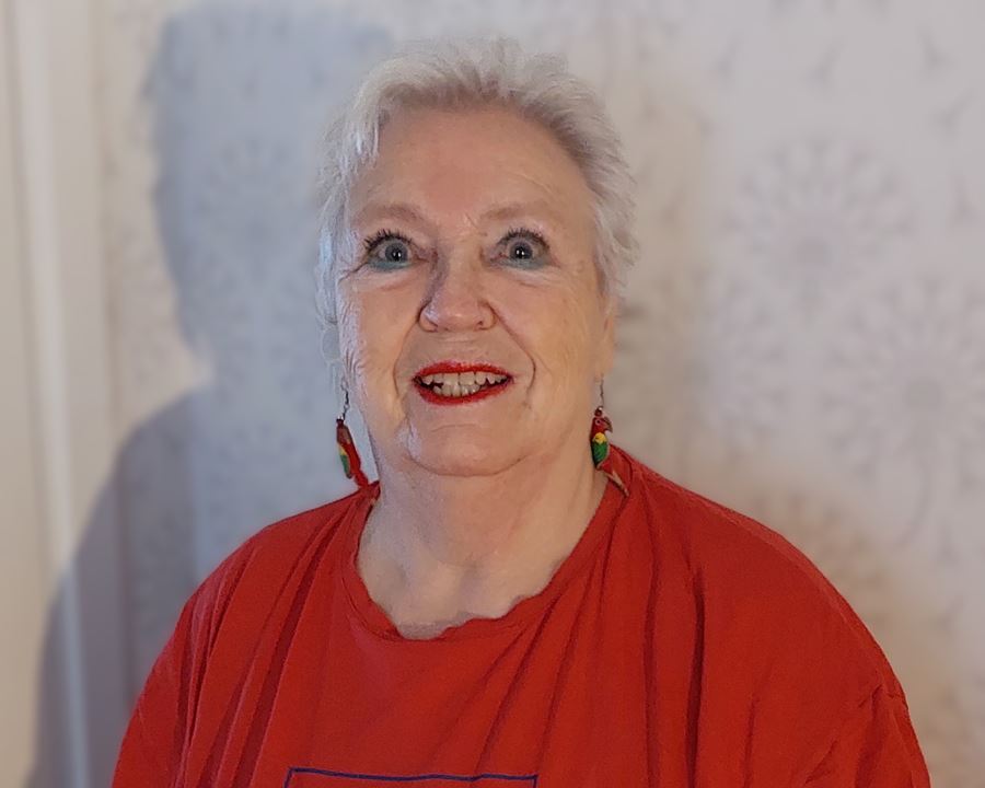 Kvinna i röd tröja