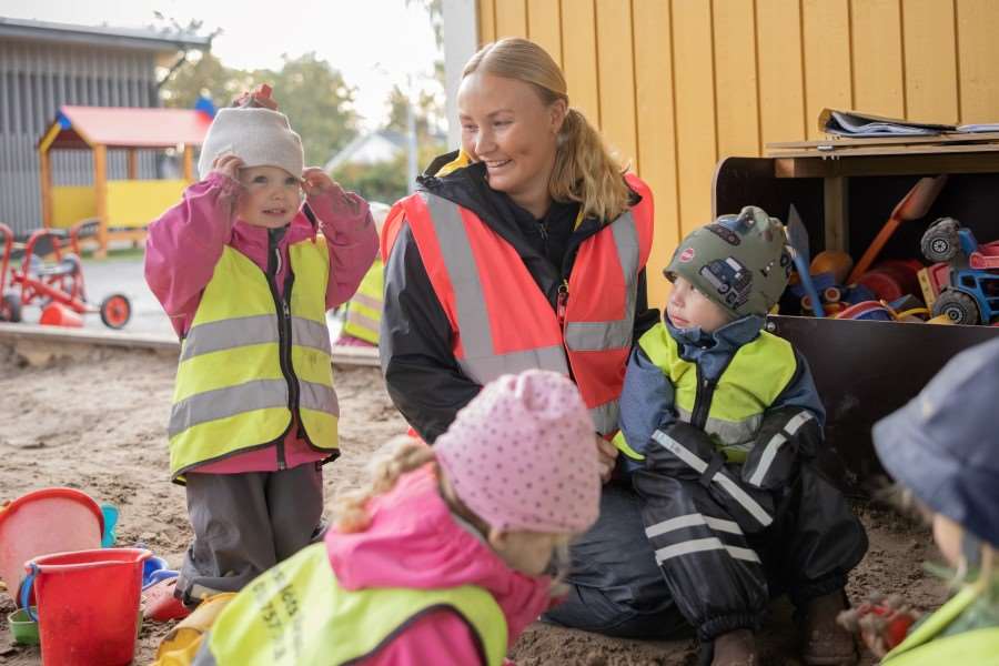 Barn leker ute på en förskola