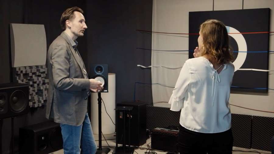 Mathias Johansson diskuterar med en kvinna i Diracs ljudtestrum