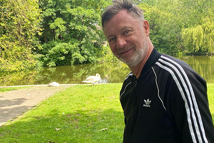 En man i svart tröja i en park