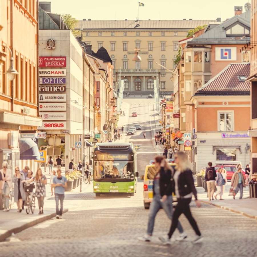 Stora torget med människor och bussar