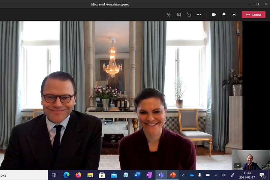 Prins Daniel och Kronprinsessan Victoria samtalar digitalt med Erik Pelling