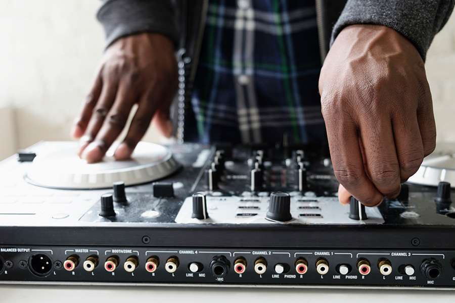 Händer vid ett DJ-bås