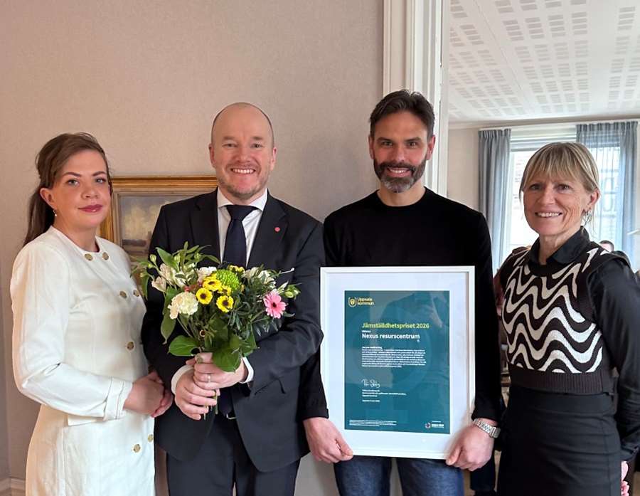 Glad vinnare av jämställdhetspriset tillsammans med representanter för Jämställdhetsrådet och kommunen