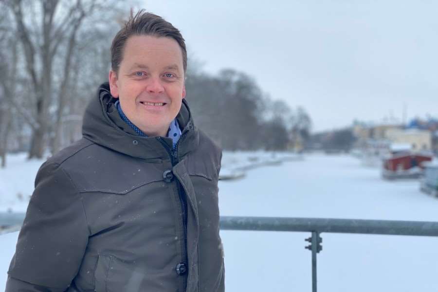 Martin Klöfver, grundare av företaget Trippus, på en bro i vintrigt Uppsala