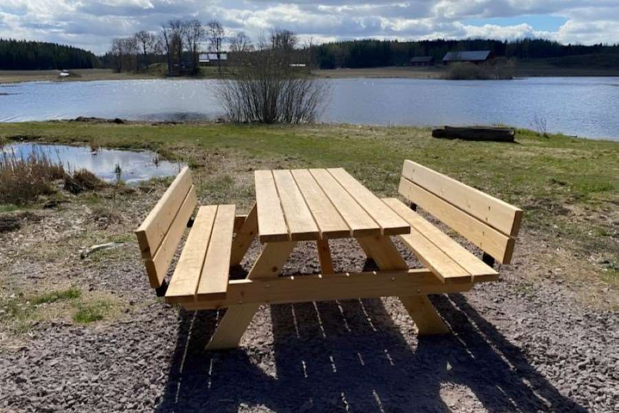 Bänkbord vid Tomta våtmark