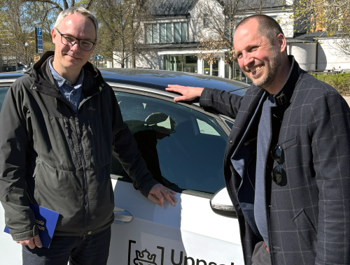 Uppsala parkerings styrelseordförande, Paul Eskilsson (MP) och kommunstyrelsens ordförande, Erik Pelling (S), på Katedralskolans parkering som nu  öppnats upp helt för allmänheten.