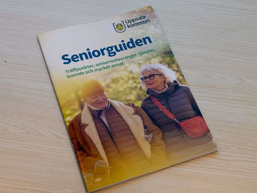 Broschyren Seniorguide på ett bord