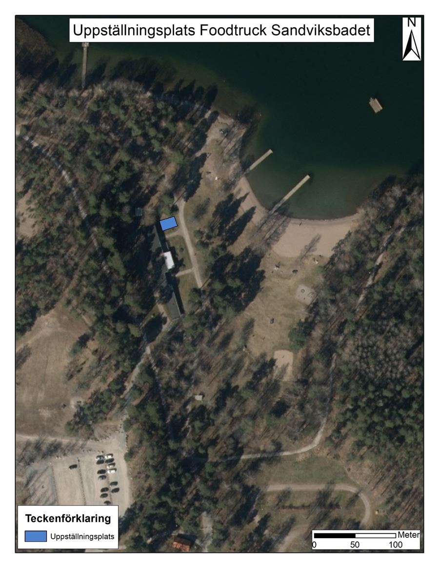 Uppställningsplatsen för food truck vid Sandviksbadet finns på vänster sida i slutet av vägen till badet.