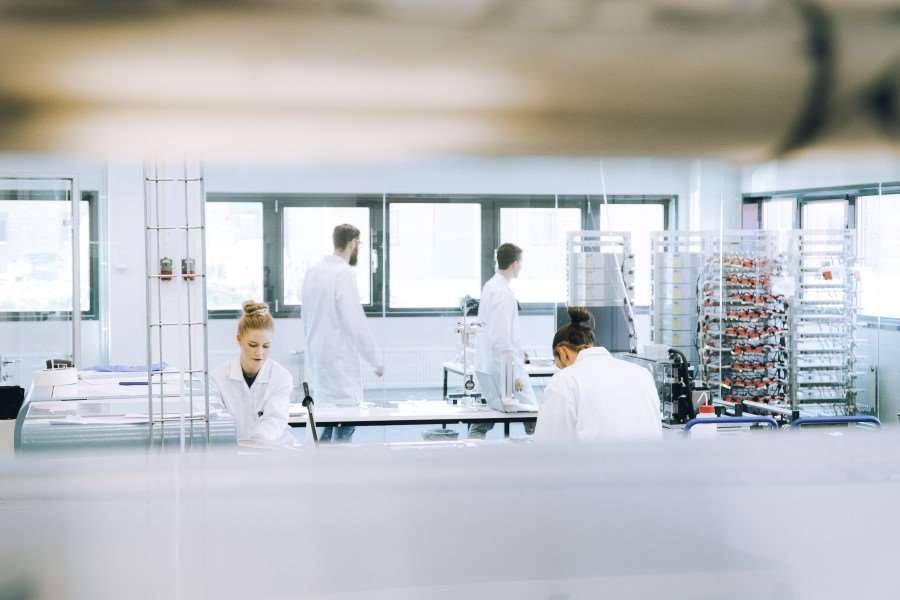 Interiör från batteriföretaget Altris, med forskare som testar batteriteknik