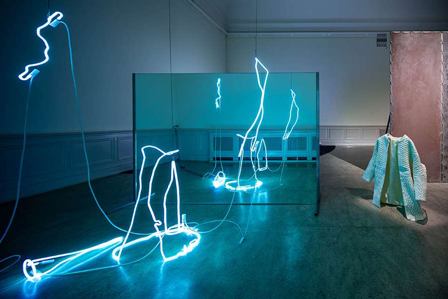 Blå neon och en stor spegel