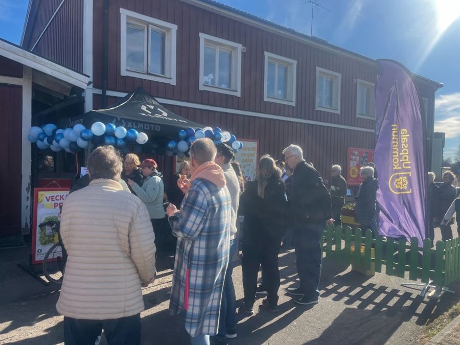 Människor utanför ett hus som invigs.