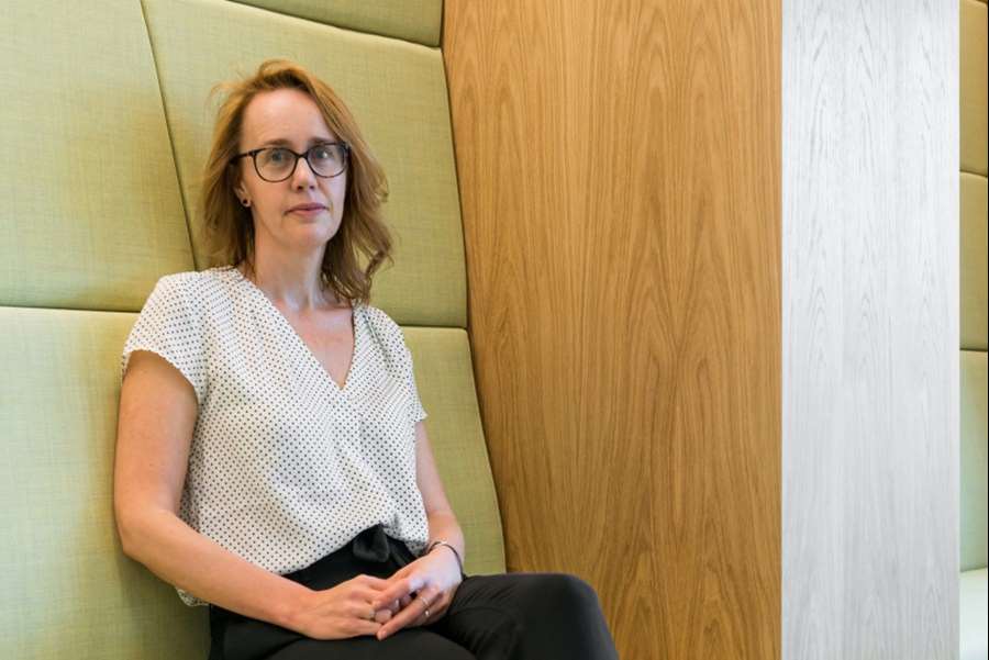 Kristin Östberg, vd för Indicum, sitter i en soffa