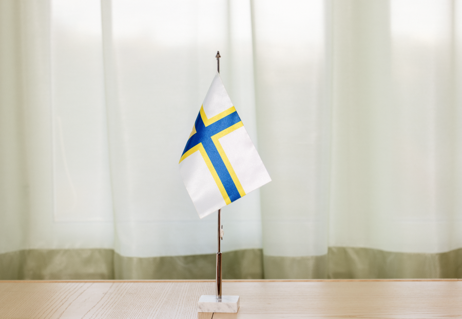 En sverigefinsk flagga står på ett bord