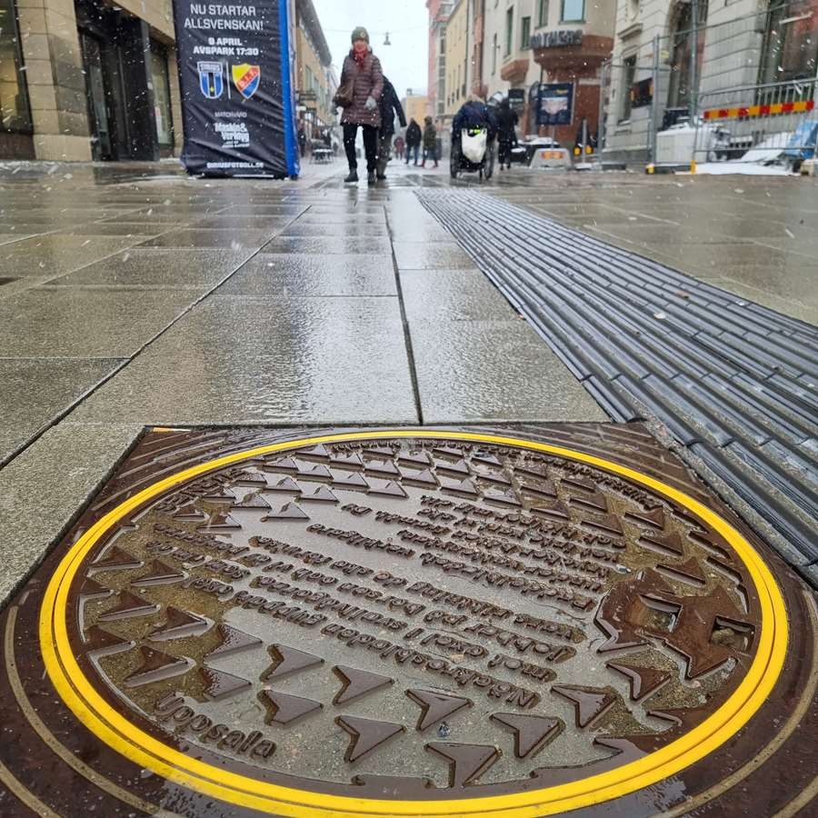 Brunnslock med dikt på gågatan