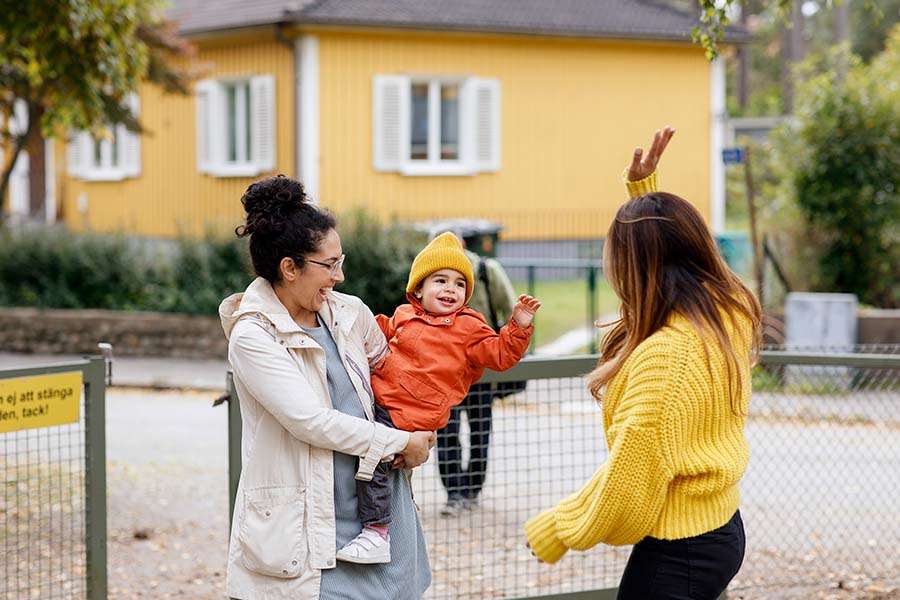 Mamma och barn highfivear.