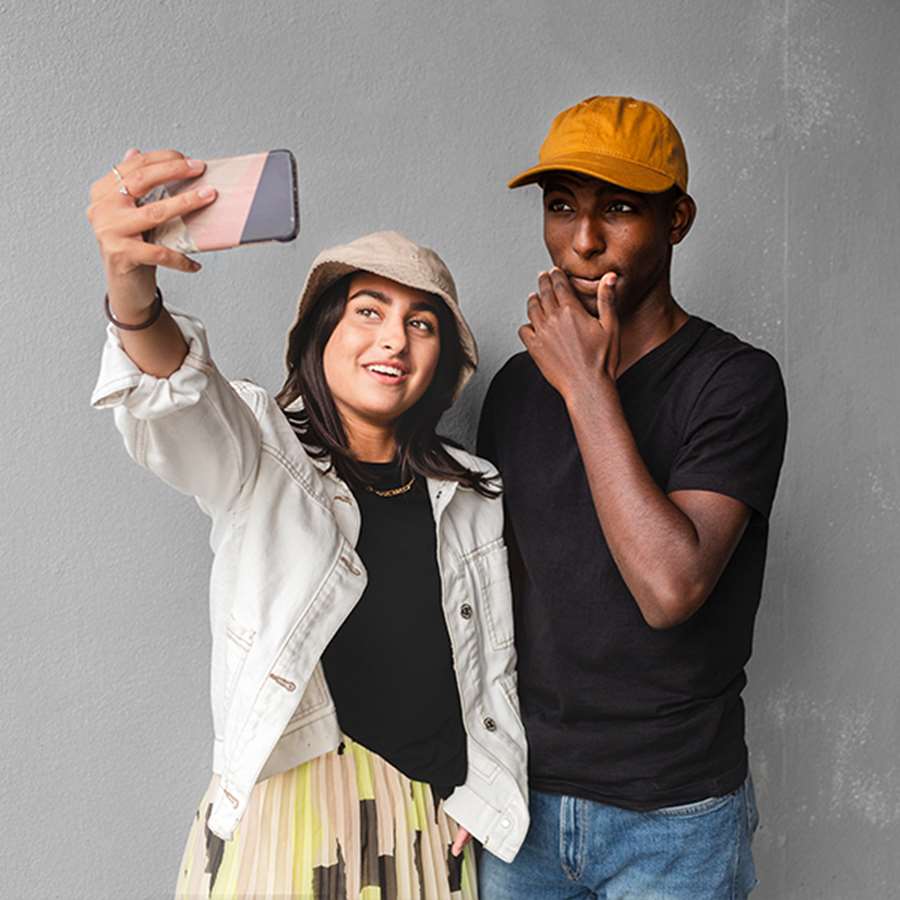 Två ungdomar tar en selfie