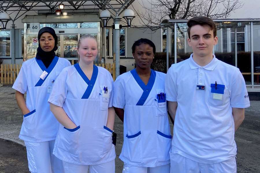 Eleverna Amal Mohamed, Ida Rådman, Qorimot Owolabi och Oliver Paz är ute på sin sista praktik inom vård- och omsorgsprogrammet.