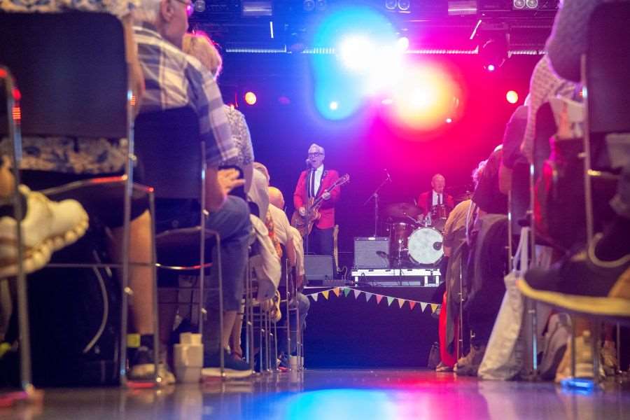 The Boppers uppträder på scenen.