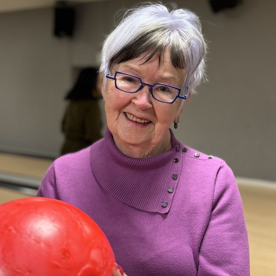 Kvinna med bowlingklot