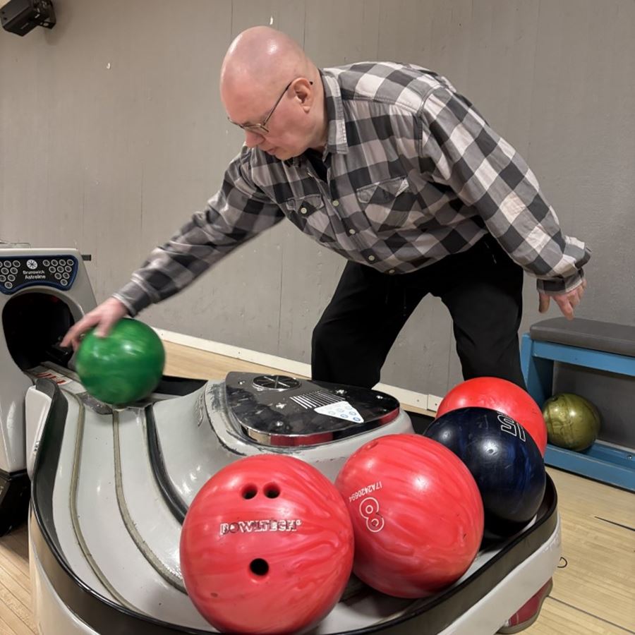 En man med bowlingklot