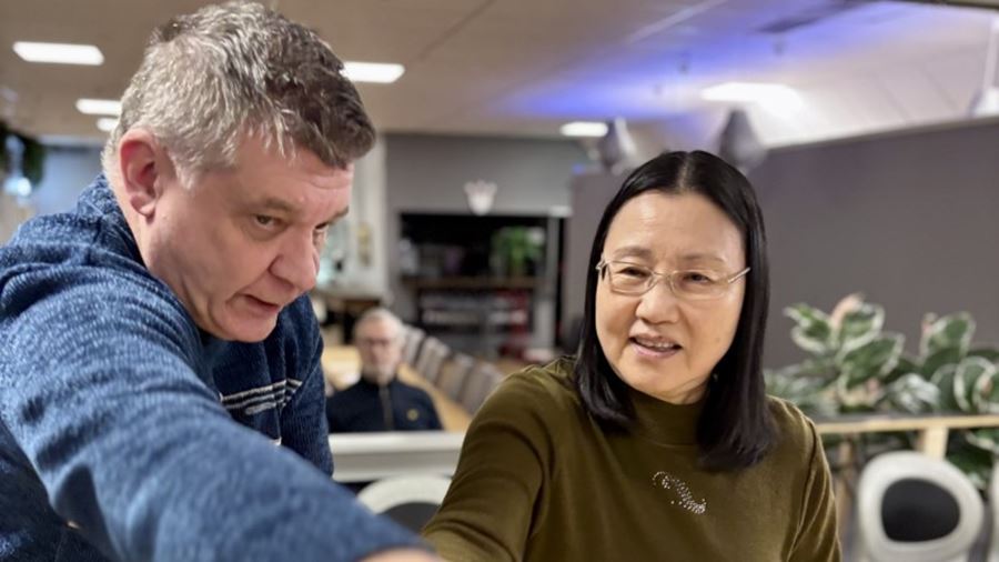 En man instruerar en kvinna