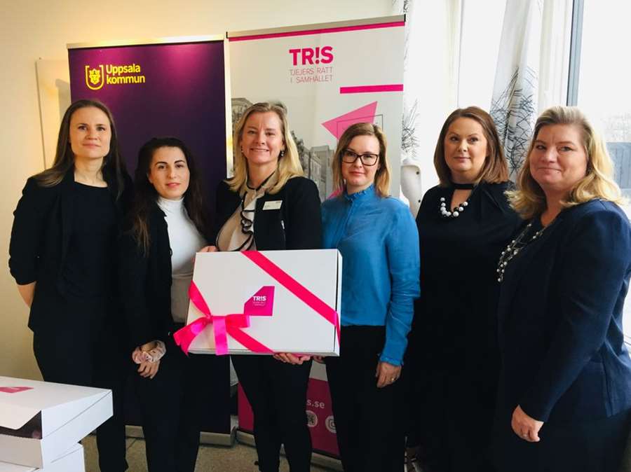 Det nya utbildningspaketet lämnas över från TRIS till Uppsala kommun. På bild från vänster, My Hellberg och Mariet Ghadimi från TRIS, Cilla Peiro, rektor på Gränbyskolan, Helena Hedman Skoglund (L), ordförande i utbildningsnämnden, Eva Christiernin (S), ordförande i socialnämnden och Katja Friberg, avdelningschef socialförvaltningen. Foto: Uppsala kommun