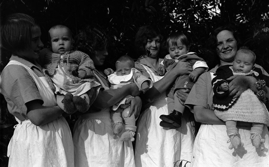 Svartvit bild på barn