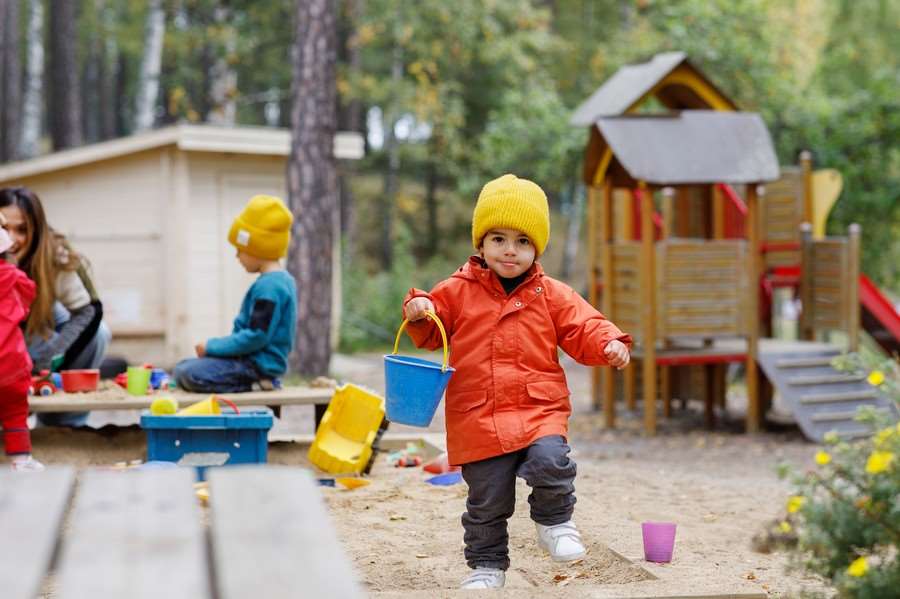 Bild på förskolebarn som leker på gården.