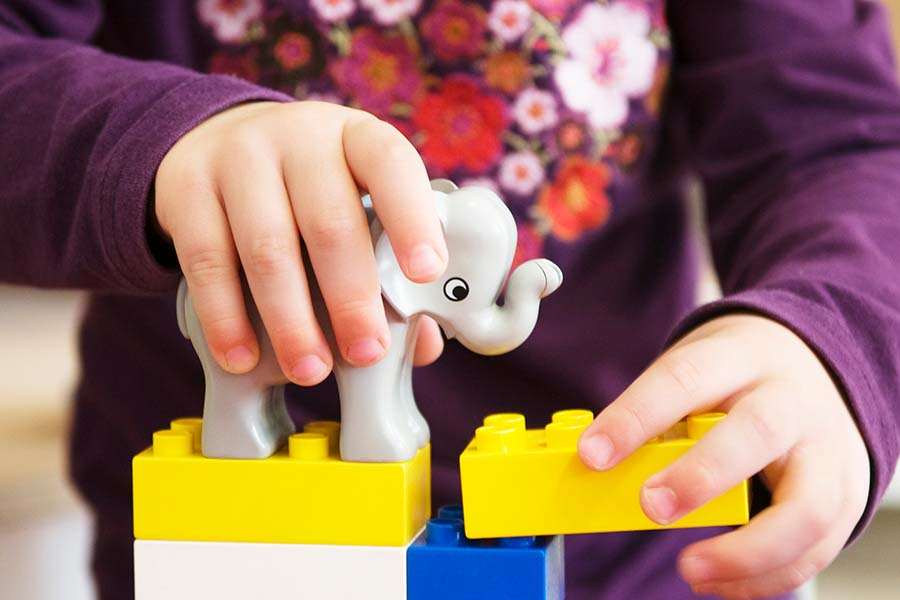 Barn leker med duplo