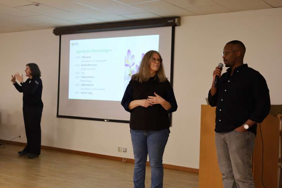 Yvan och Eva pratar inför publik