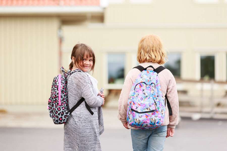 Två barn på väg till skolan