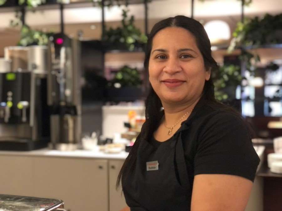 Porträtt av kvinna i hotellcafé.