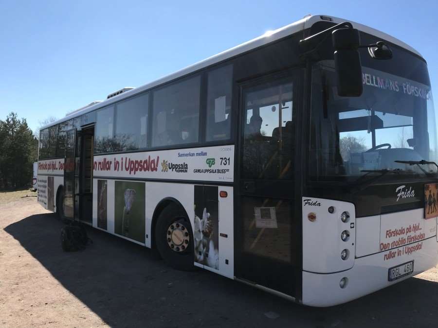 Bil på förskolebussen