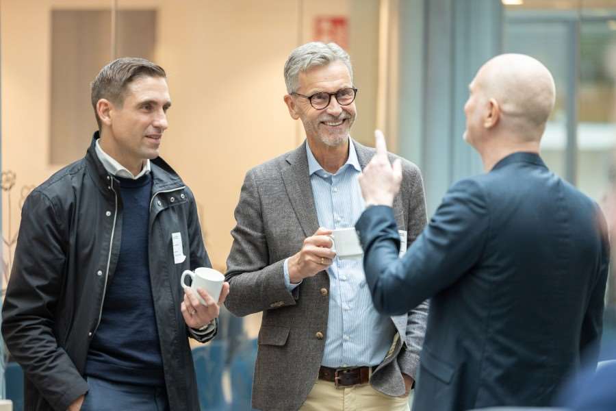 Personer konverserar med varandra